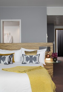 Suite (Art - XL Sofa Bed)