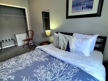 Three-Bedroom Apartment 117 - Loft, No air conditioning. BL-RES-11551