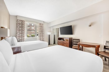 STUDIO 2 QUEENS WITH KITCHENETTE