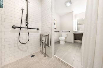 STUDIO QUEEN ACCESSIBLE ROLL IN SHOWER