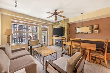 1 BEDROOM 1 KING DELUXE SUITE WITH SOFABED