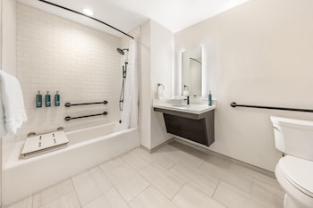 STUDIO QUEEN ACCESSIBLE BATHTUB