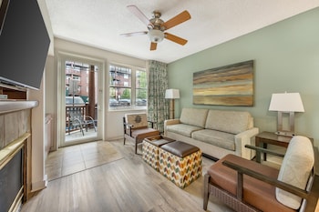 1 BEDROOM 1 KING SUITE WITH SOFABED