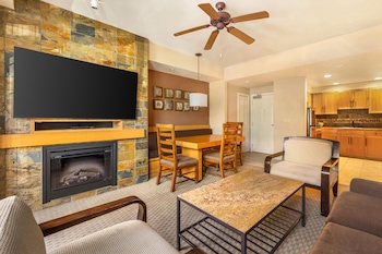 1 BEDROOM 1 KING DELUXE SUITE WITH SOFABED
