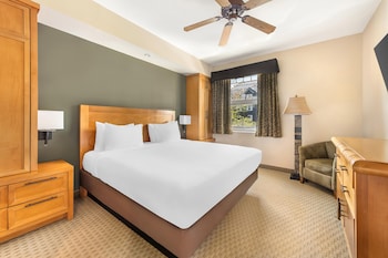 1 BEDROOM 1 KING DELUXE SUITE WITH SOFABED
