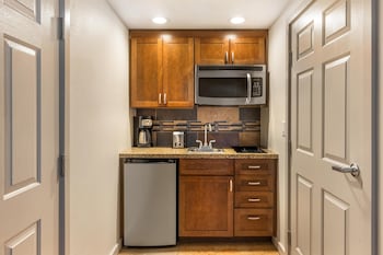 STUDIO 2 QUEENS WITH KITCHENETTE