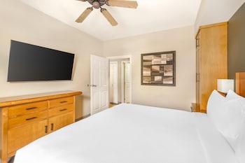 1 BEDROOM 1 KING DELUXE SUITE WITH SOFABED