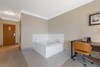 Executive Suite, 1 King Bed, Non Smoking (Spa)