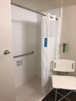 Room, 2 Queen Beds, Accessible, Bathtub