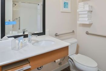 Room, 2 Queen Beds, Accessible, Non Smoking (Roll-in Shower)