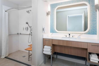Suite, 1 King Bed, Accessible (Roll-In Shower)