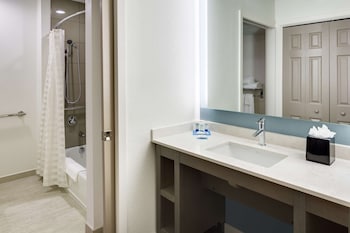 Suite, 1 Queen Bed with Sofa bed, Accessible, Bathtub