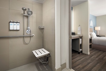 Room, 1 Queen Bed, Accessible (Shower)