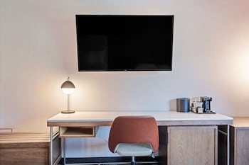 Deluxe Room, 1 King Bed with Sofa bed, Accessible (Mobility Tub)