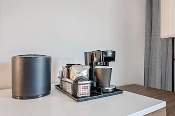 Deluxe Room, 1 King Bed with Sofa bed, Accessible (Mobility Tub)