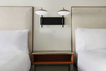 Room, Multiple Beds (Mobility/Hearing Access, Roll-in Shwr)