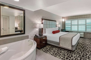 Suite, 1 King Bed, Non Smoking, Jetted Tub (Living Room)