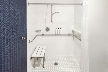 Room, 2 Queen Beds, Hearing Accessible (Roll-in Shower)