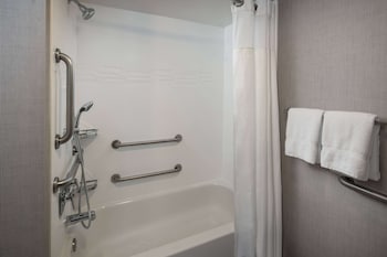 Suite, 1 Queen Bed with Sofa bed, Accessible (Mobility Tub -One Bedroom)