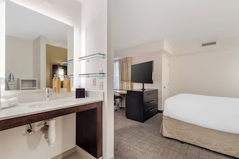 Studio Suite, 1 Queen Bed with Sofa bed, Accessible (Mobility Tub)