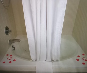 Romantic Room, Jetted Tub
