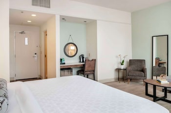 1 King Bed, Nonsmoking, Upgrade