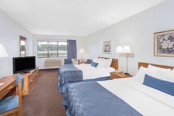 Standard Room, 2 Queen Beds, Lake View