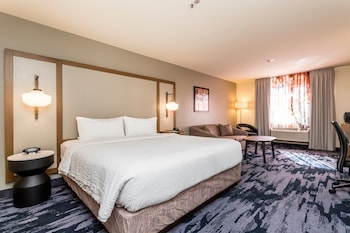 Room, 1 King Bed with Sofa bed, Accessible Bathtub