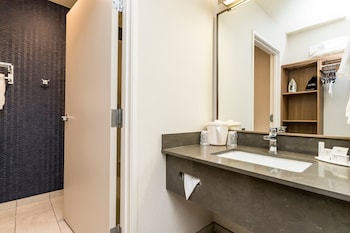 Room, 2 Queen Beds, Hearing Accessible (Roll-in Shower)