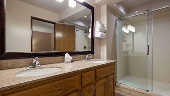 Suite, 2 Queen Beds, Non Smoking, Kitchenette (with Sofabed)