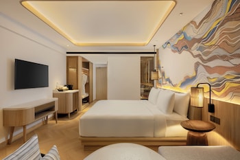 Deluxe Room, 1 King Bed, Pool View