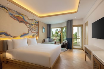 Deluxe Room, 1 King Bed, Pool View
