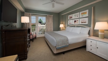 1 Bedroom Villa-Boardwalk View. Hearing accessible with visual alarm notifications. 1 king bed, 1 qu