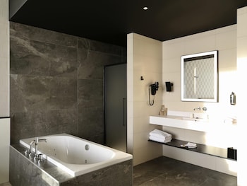 Junior Suite, 1 Double Bed, Bathtub, River View