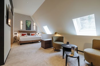 Junior Suite, 1 Double Bed, Bathtub, River View