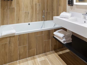 Privilege, Room, 1 Double Bed, Bathtub