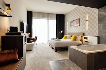 Junior Suite, 1 King Bed, Bathtub, River View