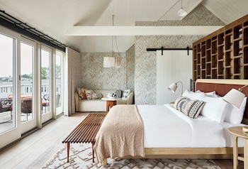 Premium Suite, 1 King Bed (Chappy House)