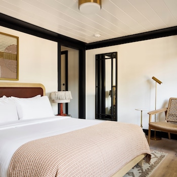 Suite, 3 Bedrooms (Court House)