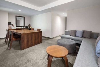 Suite, 1 King Bed, Non Smoking (Master)