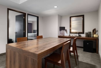 Suite, 1 King Bed, Non Smoking (Master)