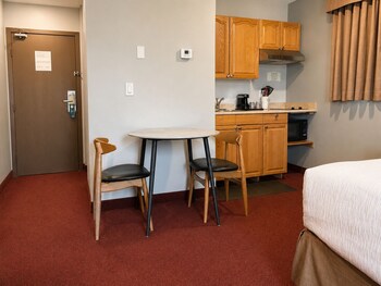 Room, 1 Queen Bed, Non Smoking (Efficiency) (No Pets)