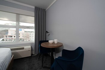 Standard Room, 1 King Bed, Non Smoking (with Single Sofabed)