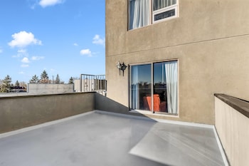 Suite, 1 King Bed, Non Smoking, Balcony