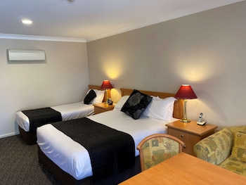 Executive Suite, Multiple Beds, Non Smoking, Kitchenette (with Sofabed)