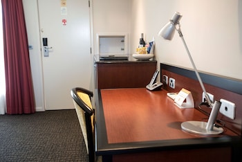 Deluxe Room, 1 King Bed, Non Smoking, Microwave