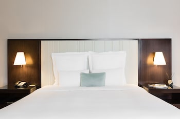 Junior Suite, 1 Queen Bed with Sofa bed