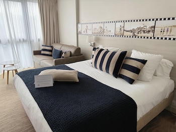 Junior Suite, 1 King Bed, Non Smoking (Larger Room;with Sofabed)