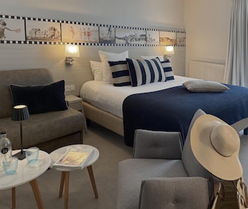 Family Room, 1 Queen Bed, Non Smoking (Larger Room;with Sofabed)