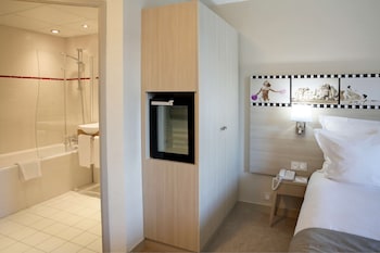 Standard Room, 1 Queen Bed (Twin bed on request)